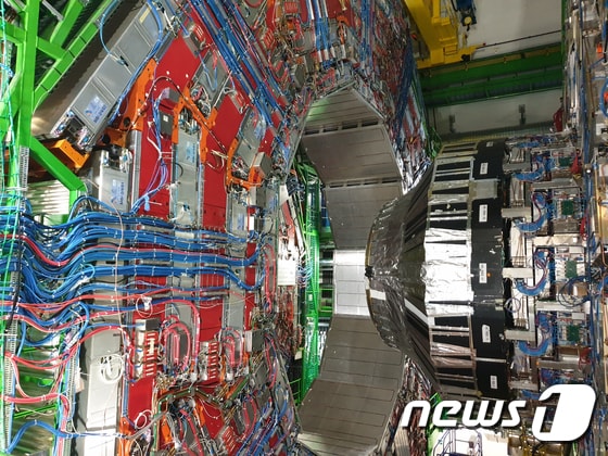 3일(현지시간) 프랑스 세시에 위치한 유럽핵입자물리연구소(CERN)의 뮤온 압축 솔레노이드(CMS)의 실물 모습. CMS는 거대한 파인애플 단면 조각 모습 같으며, 무게 1만4000t·지름 15m·길이 28.7m에 달하는 규모다. 2019.7.4/뉴스1 © News1 최소망 기자