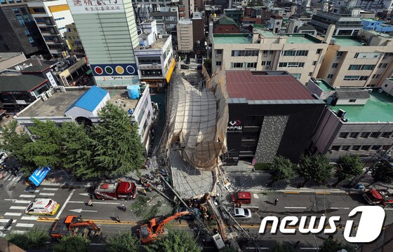 7월4일 오후 서울 서초구 잠원동에서 철거 작업 중이던 5층 건물의 외벽이 무너져 소방대원들이 인명구조 작업을 하고 있다. 2019.7.4/뉴스1 © News1 이재명 기자