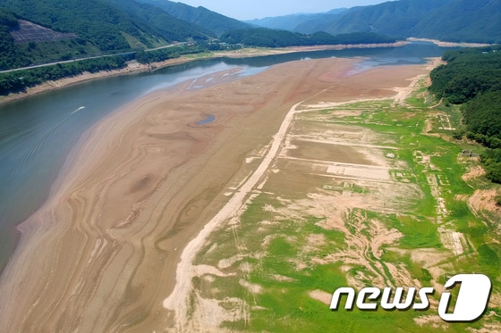 지난 7월5일 강원 인제군 남면 소양강 상류가 말라 일부 바닥을 드러내고 있다. 2019.7.5/뉴스1 © News1