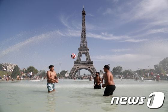 프랑스 파리 에펠탑 앞에서 더위를 식히는 시민들. © AFP=뉴스1