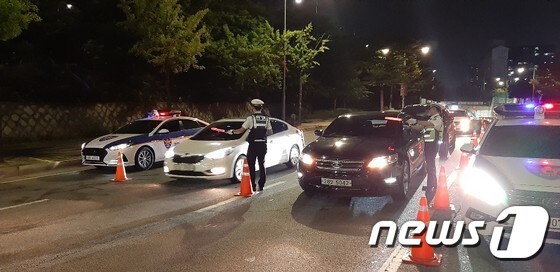 5~6일 경기 수원지역에서 경찰들이 음주운전 일제 단속을 실시하고 있다.© 뉴스1 유재규 기자