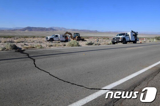 4일(현지시간) 발생한 규모 6.4 지진으로 갈라진 도로. <자료사진> © AFP=뉴스1