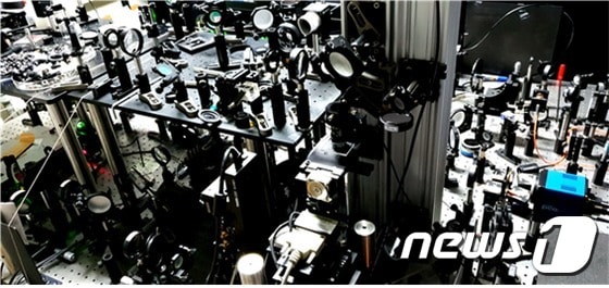IBS 분자 분광학 및 동력학 연구단 연구진이 개발한 초고속 홀로그램 현미경(IBS 제공)© 뉴스1