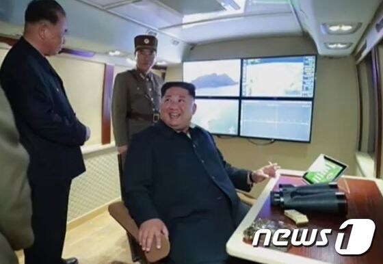 북한 조선중앙TV는 김정은 국무위원장이 신형 대구경조종방사포 시험사격을 지켜보고 있는 모습을 공개했다. (조선중앙TV 캡처화면) © 뉴스1