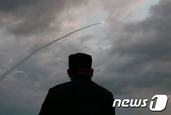 북한 조선중앙TV는 김정은 국무위원장이 신형 대구경조종방사포 시험사격을 지켜보고 있는 모습을 공개했다. (조선중앙TV 캡처화면) © 뉴스1