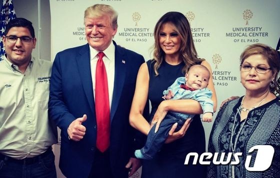 도널드 트럼프 미국 대통령과 멜라니아 여사가 텍사스 엘패소의 한 병원에 방문해 총기난사로 고아가 된 아기와 함께 사진촬영을 하고 있다. <출처=멜라니아 트럼프 여사 트위터> © 뉴스1