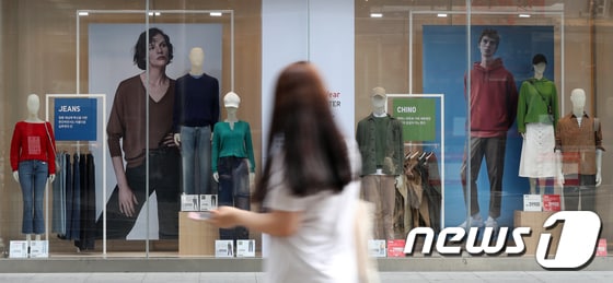 서울 중구 명동의 의류매장 쇼윈도에 가을옷이 전시돼 있다. (뉴스1 DB).© News1