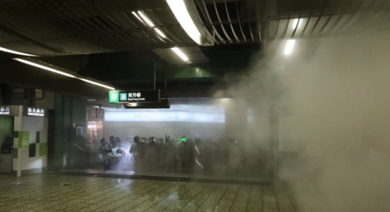 홍콩 경찰이 11일 타이쿠 지하철 역에서 최루탄을 발사했다 - SCMP 갈무리