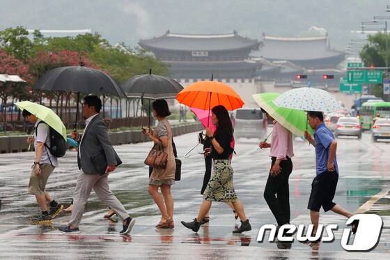 12일 오전 서울 종로구 광화문네거리에서 우산을 쓴 시민들이 출근길 발걸음을 재촉하고 있다. 기상청은 이날 제9호 태풍 '레끼마'(Lekima)의 영향으로 전국이 대체로 흐리고 서울·경기와 강원 영서 북부 등에는 비가 오겠다고 밝혔다. 2019.8.12/뉴스1 © News1 민경석 기자