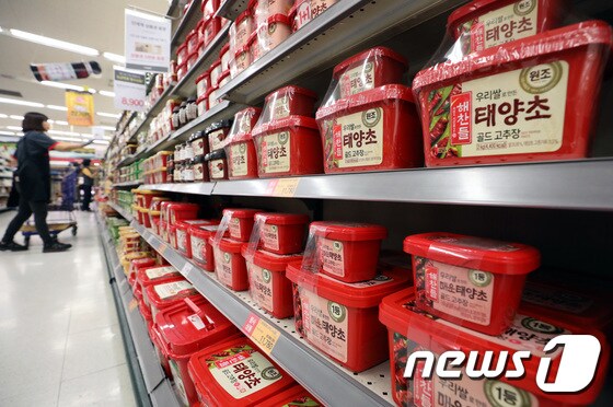 서울 시내 대형마트 식품코너에 고추장 제품들이 진열되어 있다. (기사 내용과 관련 없음) 2019.8.12/뉴스1 © News1 박정호 기자