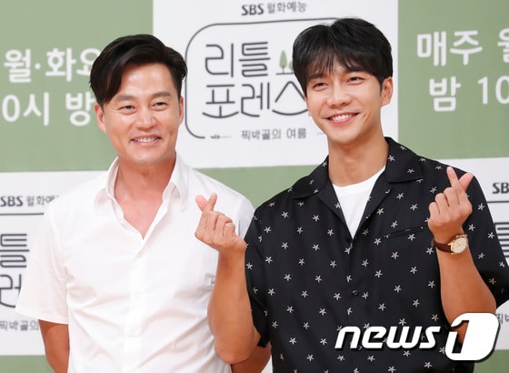 배우 이서진, 이승기(오른쪽)© 뉴스1