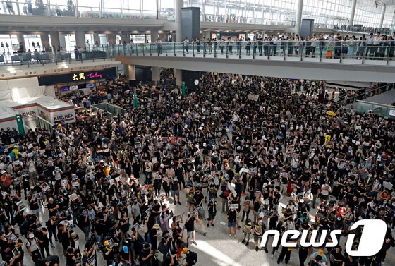 홍콩 국제공항을 점거한 시위대. © 로이터=뉴스1