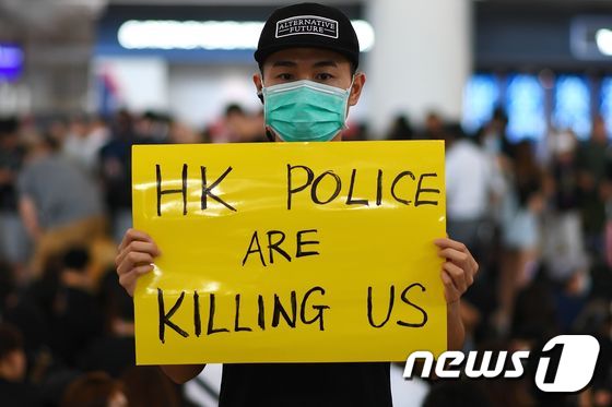 12일 홍콩 공항 입국장 점거 시위에서 