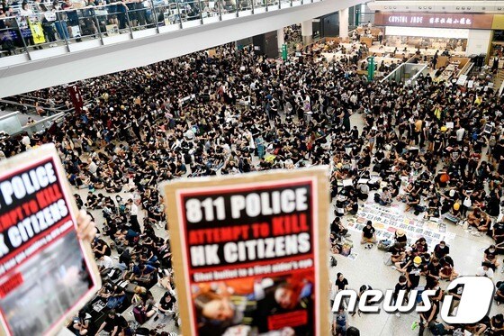 '범죄인 인도법안'에 반대하는 홍콩 시위대가 12일 오후 홍콩국제공항을 점거하면서 항공편 운항이 전면 취소됐다. 지난 11일 시위에서 경찰이 진압에 나서며 쏜 콩주머니탄환에 여성 참가자가 눈을 맞고 실명 위기에 처하자 수천명의 시위대가 공항을 점거했다. 2019.8.12/뉴스1 © AFP=뉴스1