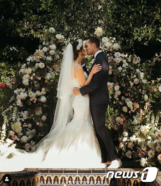 미셸 위와 조니 웨스트가 결혼식에서 입을 맞추고 있다. (미셸 위 인스타그램) © 뉴스1