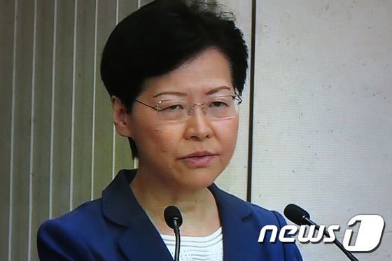 캐리 람 홍콩 행정장관이 13일 (현지시간) 홍콩에서 최근 시위를 비난하는 기자회견을 하고 있다. © AFP=뉴스1