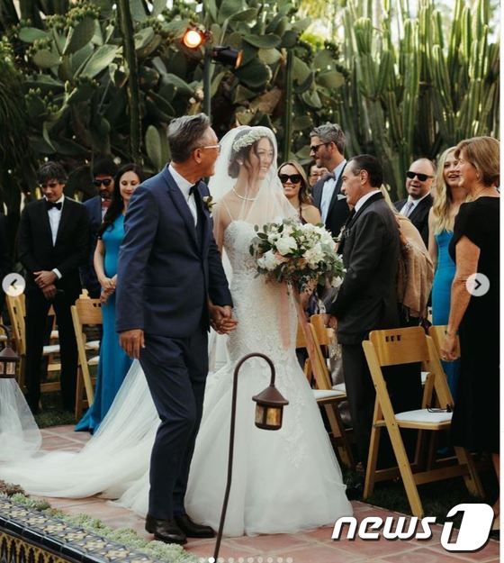 미셸 위가 지난 10일(현지시간) 미국프로농구(NBA) 전설인 제리 웨스트의 아들 조니 웨스트와 결혼식을 올렸다.  미셸 위가 아버지의 손을 잡고 결혼식장으로 입장하는 모습. (미셸 위 인스타그램) © 뉴스1