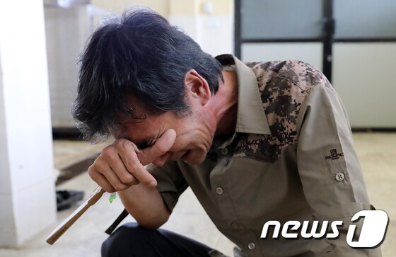 13일 네팔 간디키 병원 검안소에서 직지원정대의 유품을 확인하던 최인배 한국산악구조대 부대장은 끝내 참았던 울음을 터뜨렸다. 2019.8.13/뉴스1 © News1 이종덕 기자