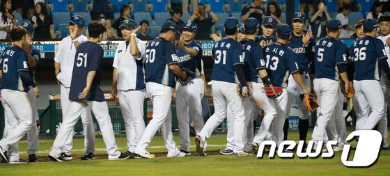  NC 선수들이 하아파이브를 하며 승리를 기뻐하고 있다. /뉴스1 © News1 주기철 기자
