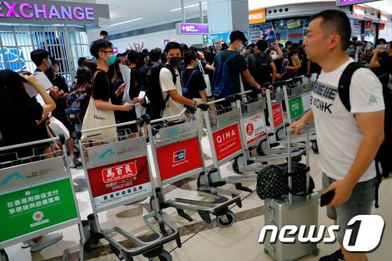 홍콩 반(反) 송환법 시위대가 13일 또다시 공항을 점거하면서 홍콩 공항이 모든 항공편을 취소했다. © 로이터=뉴스1
