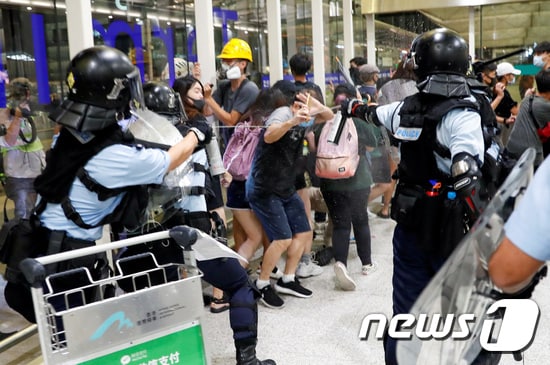 13일 홍콩 공황에서 시위대와 경찰이 충돌하고 있다. © 로이터=뉴스1