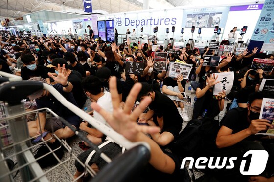 13일 홍콩 국제공항에서 홍콩인들의 반정부 시위가 벌어지고 있다. © 로이터=뉴스1