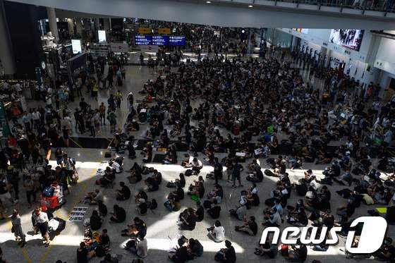 13일 홍콩 시위대가 홍콩 국제공항을 점거하고 있다. © AFP=뉴스1 © News1 우동명 기자