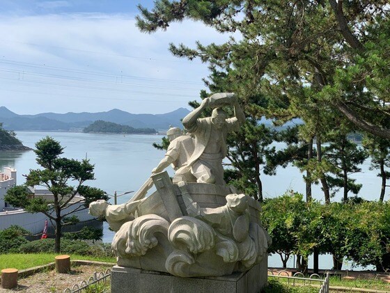 우수영 관광지 안에 자리한 '울돌목의 의병항쟁'이라는 이름의 석상. © 뉴스1 윤슬빈 기자