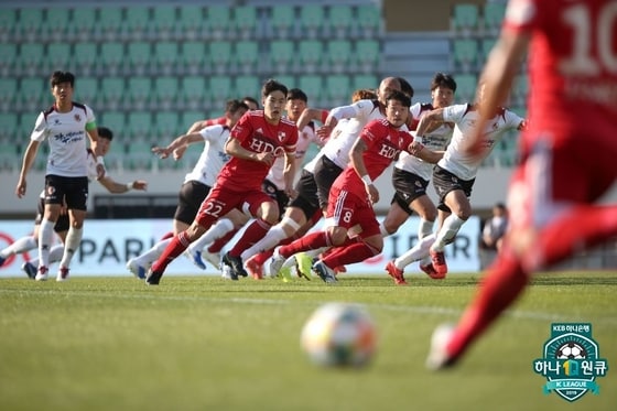 K리그2 선두 싸움을 펼치고 있는 광주FC와 부산아이파크. (한국프로축구연맹 제공) © 뉴스1