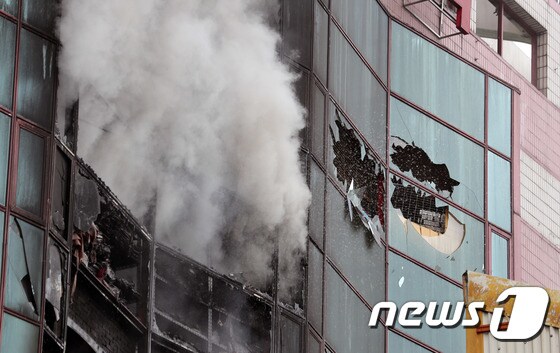 15일 오전 서울 중구 남대문로에 있는 남대문 오피스텔에서 화재가 발생해 소방대원들이 화재 진압을 하고 있다. 2019.8.15/뉴스1 © News1 이재명 기자