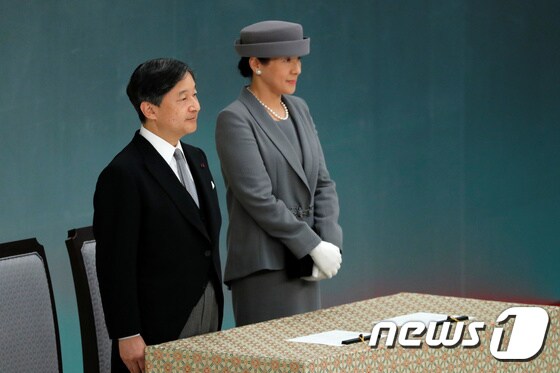 15일 일본 도쿄 일본무도관에서 열린 74주년 전몰자추도식에 나루히토 일왕과 부인 마사코 여사가 참석했다. © 로이터=뉴스1