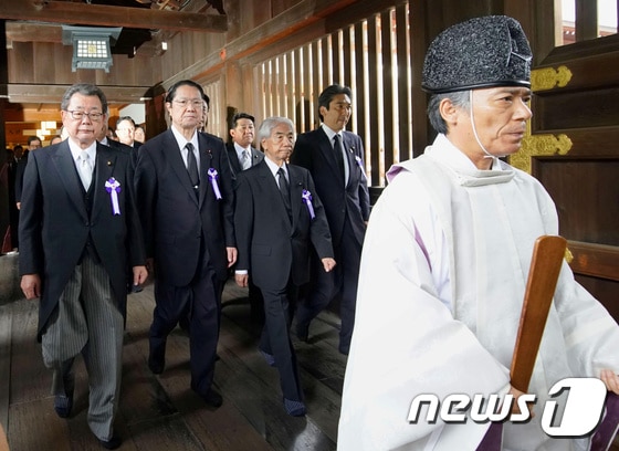 15일 야스쿠니 신사에 참배하러 온 일본의 정치인들. © 로이터=뉴스1
