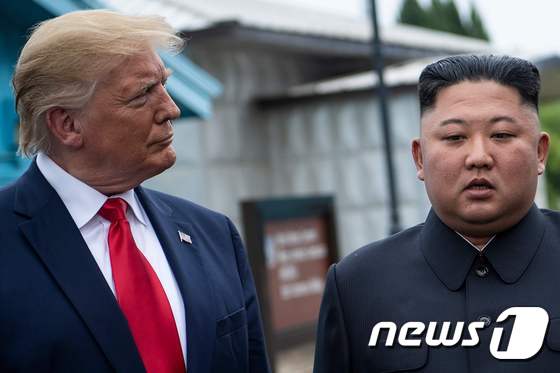 도널드 트럼프 미국 대통령(왼쪽)과 김정은 북한 국무위원장. © AFP=뉴스1
