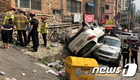 남동구 간석동의 한 도로에서 투싼 차량이 외벽을 들이 받은 후 전복됐다.(인천남동소방서제공)© 뉴스1