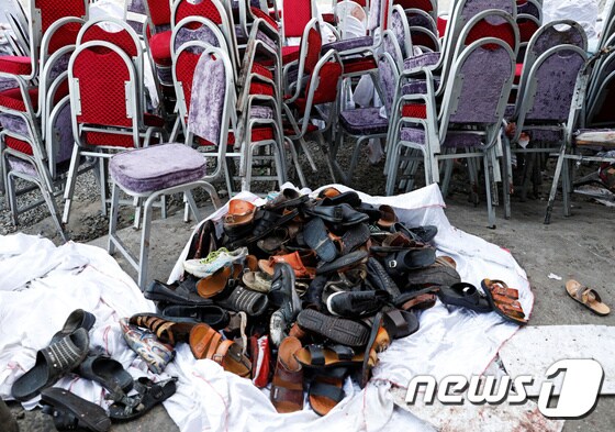 폭탄테러 희생자들의 신발. © AFP=뉴스1