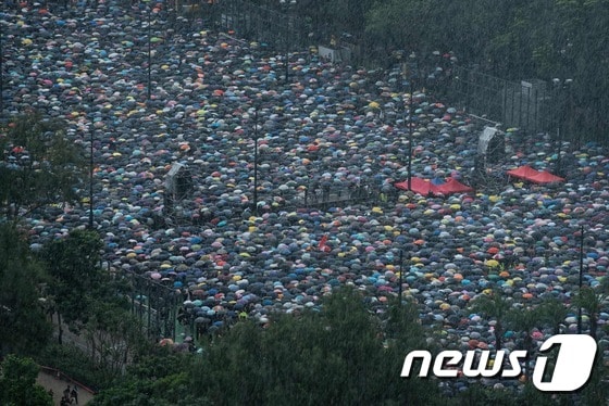 18일 폭우에도 홍콩의 송환법 반대 시위대가 빅토리아 공원을 가득 메웠다. © AFP=뉴스1