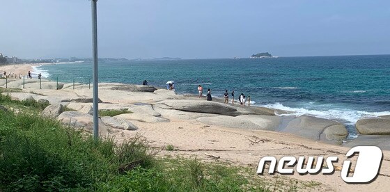 강원 속초시 장사해변 군철책 철거 후 모습(속초시 제공) © News1