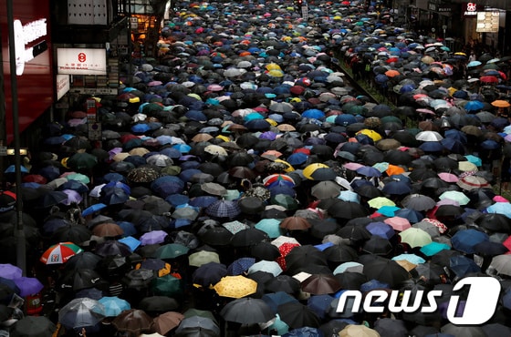 18일(현지시간) 홍콩 빅토리아 공원에서 열린 송환법 반대 및 경찰의 강경 진압 규탄 대규모 집회에서 시위대가 행진하고 있다.  © 로이터=뉴스1 © News1 성동훈 기자