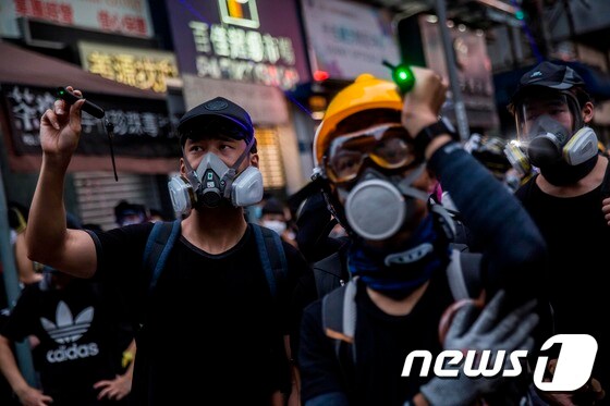 경찰 향해 레이저 포인터 겨누는 홍콩 시위대 