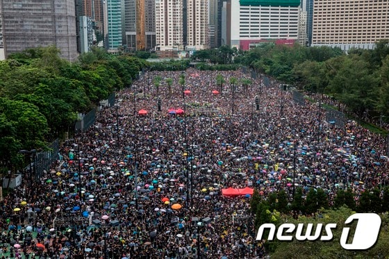 18일 홍콩 빅토리아 공원에서 송환법 반대 시위가 열리고 있다. 이날 시위에 170만 명이 참석했다. © AFP=뉴스1 © News1 성동훈 기자