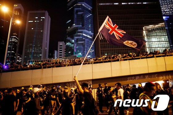 영국령 홍콩 깃발 든 시위대 