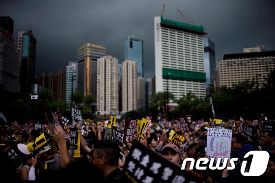 18일 홍콩 도심에서 열린 송환법 반대 집회에서 시위대가 도심으로 행진하고 있다. © 로이터=뉴스1 © News1 성동훈 기자