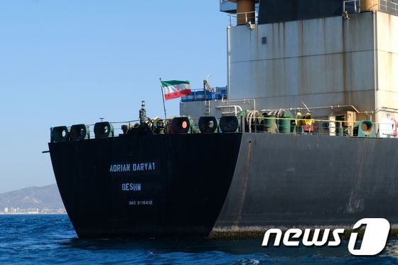 18일(현지시간) 영국령 지브롤터 해상에 머물고 있는 이란 유조선 그레이스 1호가 '아드리안 다르야 1호'로 이름을 바꾸고 갑판에 이란 국기를 내걸었다. © AFP=뉴스1 © News1 이원준 기자