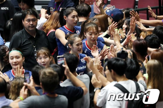한국 여자배구 '승리의 기쁨을 팬들과 함께'