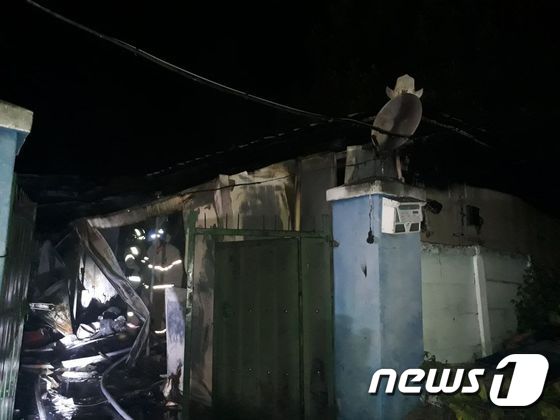 19일 저녁 8시 23분께 충남 청양군 운곡면의 한 주택에서 화재가 발생해 지적장애를 앓고 있는 집주인 A모씨가 숨지고 주택 1동(60㎡)이 전소되는 피해를 낸후 50여분만에 진화됐다.© 뉴스1
