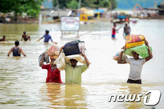 18일(현지시간) 인도 북부도시 알라하바드에서 강물이 범람해 주민들이 대피하고 있다. © AFP=뉴스1