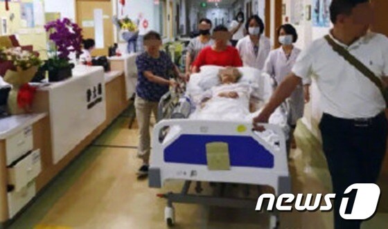 병원 의료진이 펑할머니를 중환자실로 옮기고 있는 모습 - 웨이보 갈무리 © 뉴스1