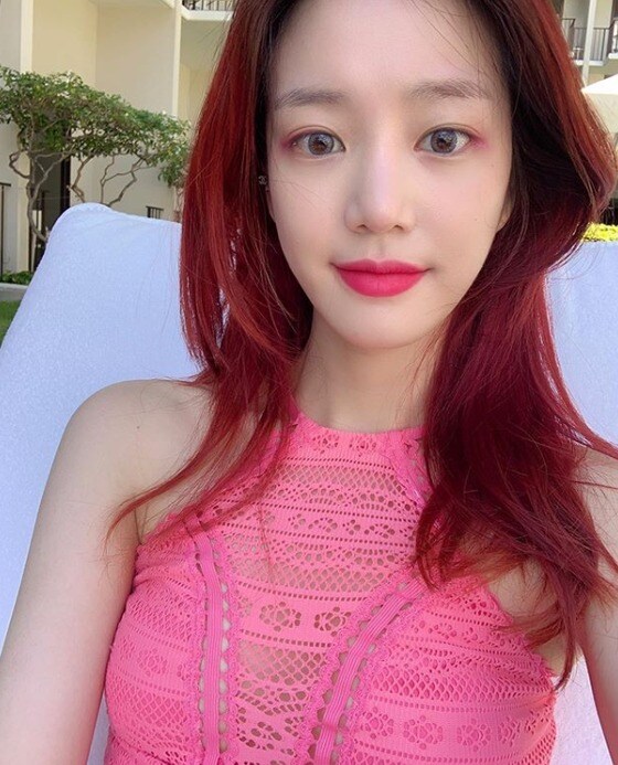 N샷] 이유비, 붉은 머리+핫 핑크 립 돋보이는 상큼+발랄 미모 - 뉴스1