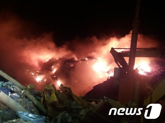지난달 30일 발생한 고물상 화재 모습.(전남 영암소방서 제공) /© News1