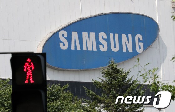 경기도 용인시 삼성전자 기흥사업장 앞으로 적색 신호등 불이 보이고 있다./뉴스1 © News1